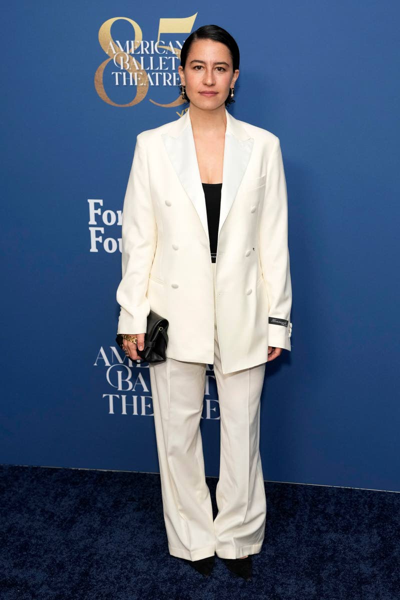 Ilana Glazer dons an oversized white suit.