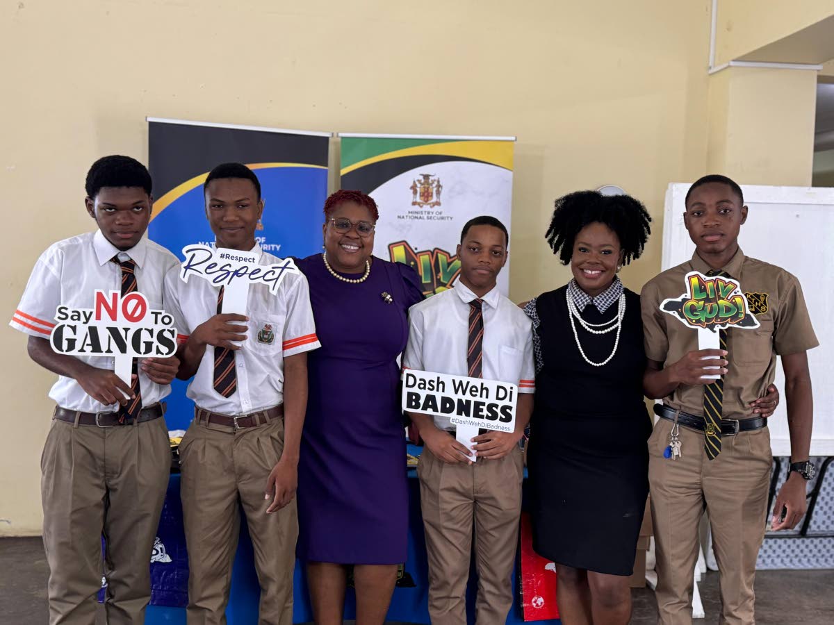 Shanese Watson (second right), managing director of Young Scholars Education Limited, and Shauna Trowers, chief technical director, Ministry of National Security and Peace, with students from Kingston Technical High School and Tivoli Gardens High School, d
