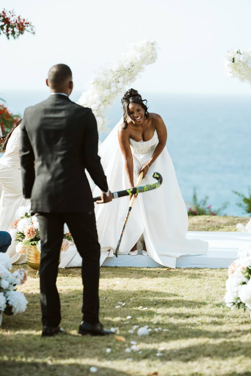 In true team spirit, the couple brought out hockey sticks to ‘score’ their first goal as husband and wife, a playful nod to the sport that brought them together.