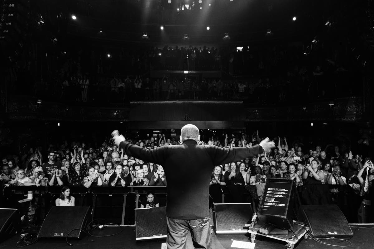 Ali Campbell’s performance draws the crowd in, with fans recording each moment.