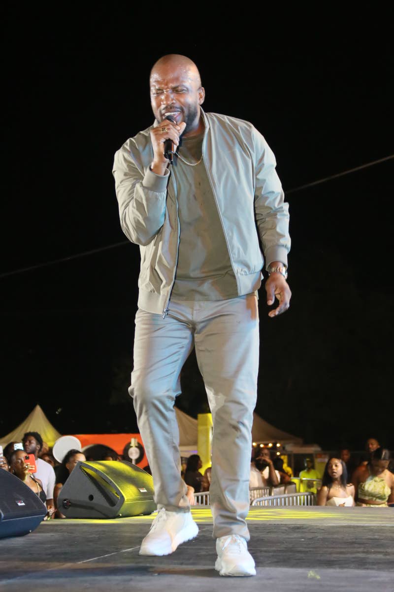 Agent Sasco energises the audience with a crisp, high-powered performance.