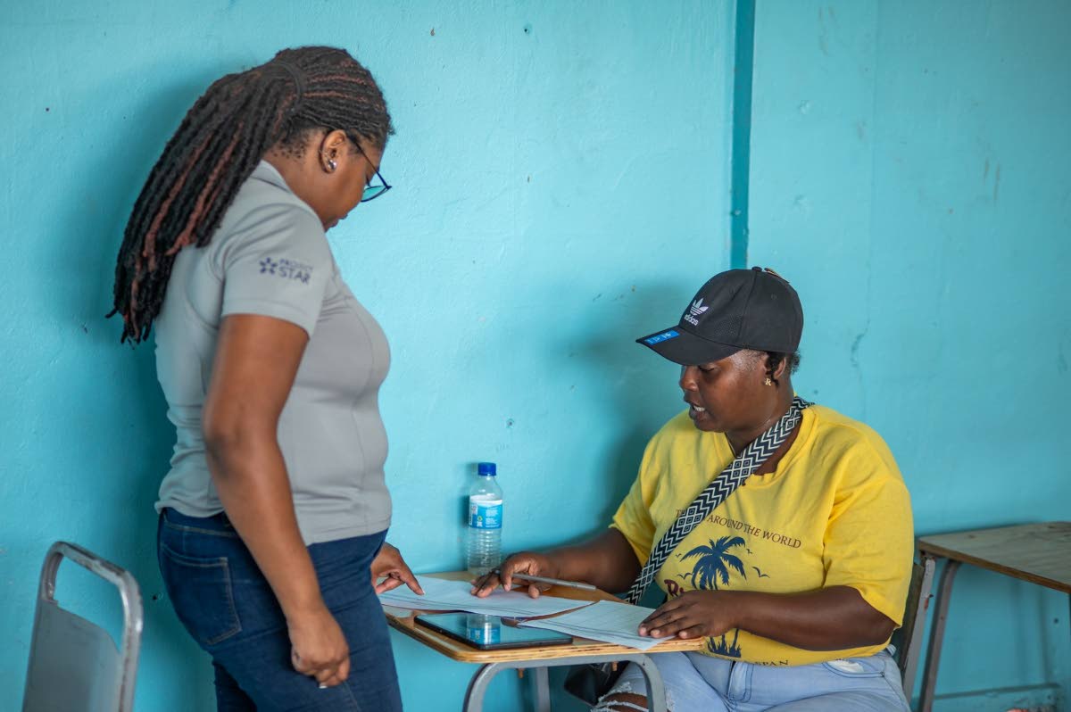 Kelly Griffith, training coordinator  at Project STAR, leads an interactive training session as participants engage in discussion during the Project STAR, UNDP Cash for Care & Work Initiative in Savanna-la-Mar, Westmoreland.