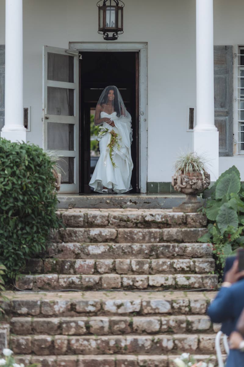 To the tune of Tems’ ‘Higher’, Jordanne makes her way to the altar. 