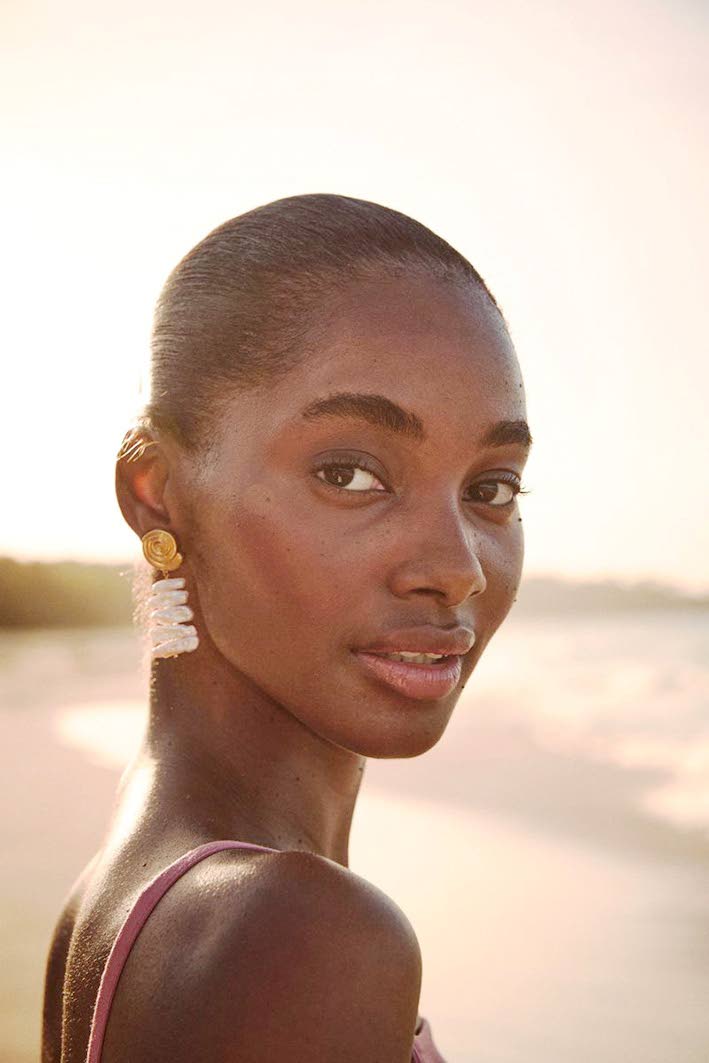 Williams accessorises in Tuckernuck’s gold and pearl Alicia drop earrings.