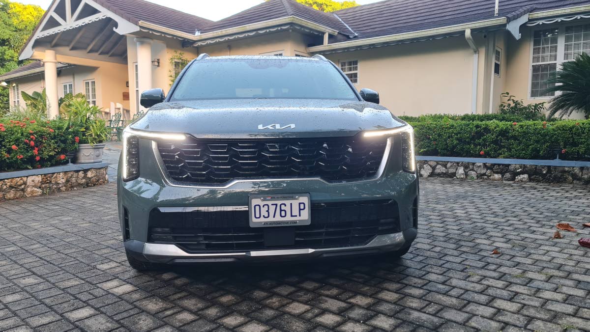 A closer look at the upright and bold new fascia, defining the SUV’s confident stance in the mid-size segment. 