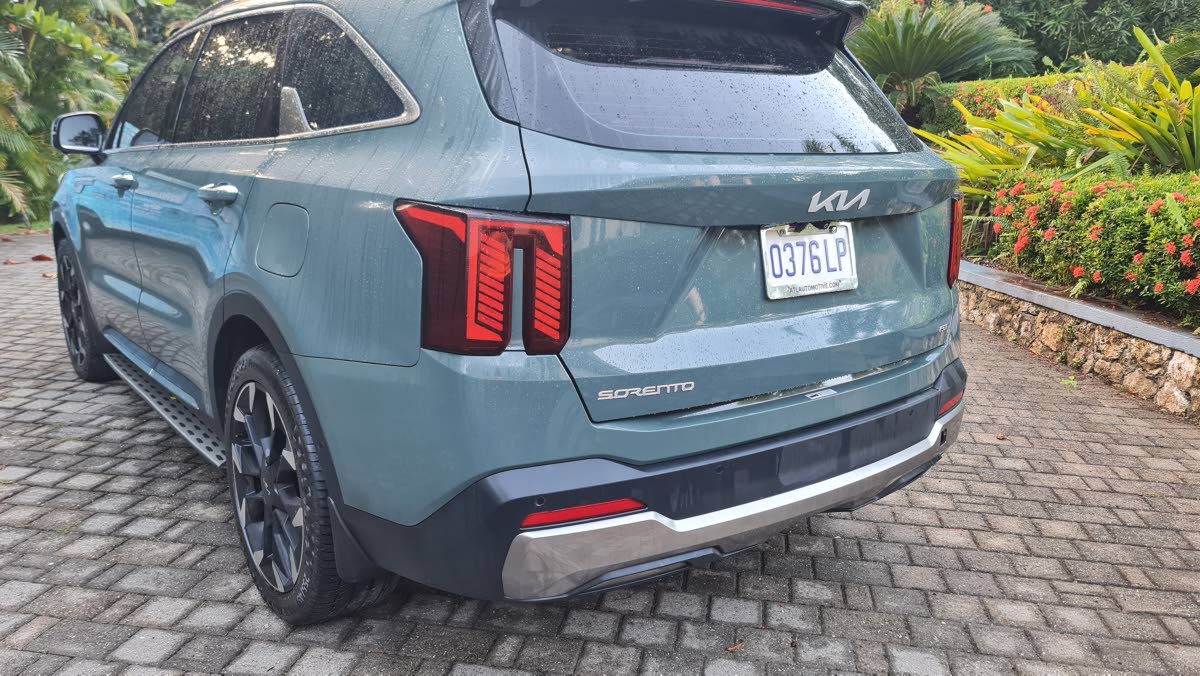 The rear signature features vertical stacked LED lights and a robust bumper design, providing a sense of width and stability. 