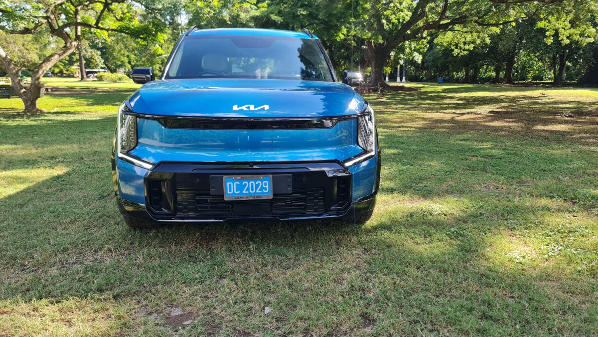 In place of a traditional radiator, the “Digital Tiger Face” provides a smooth, tech-forward canvas for the vertical cube lamps, giving the SUV an authoritative presence in any rearview mirror.