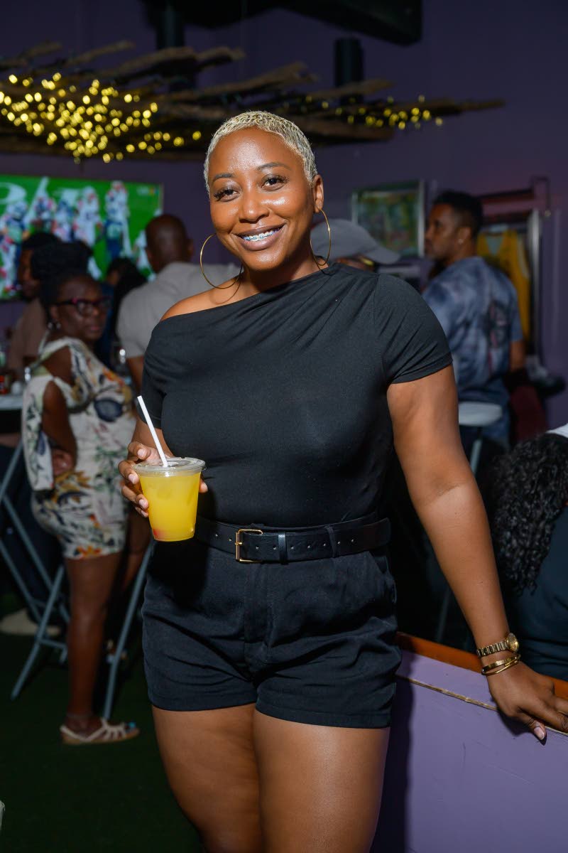 Regina Gilling keeps it simple yet cute, donning all black for the occasion.