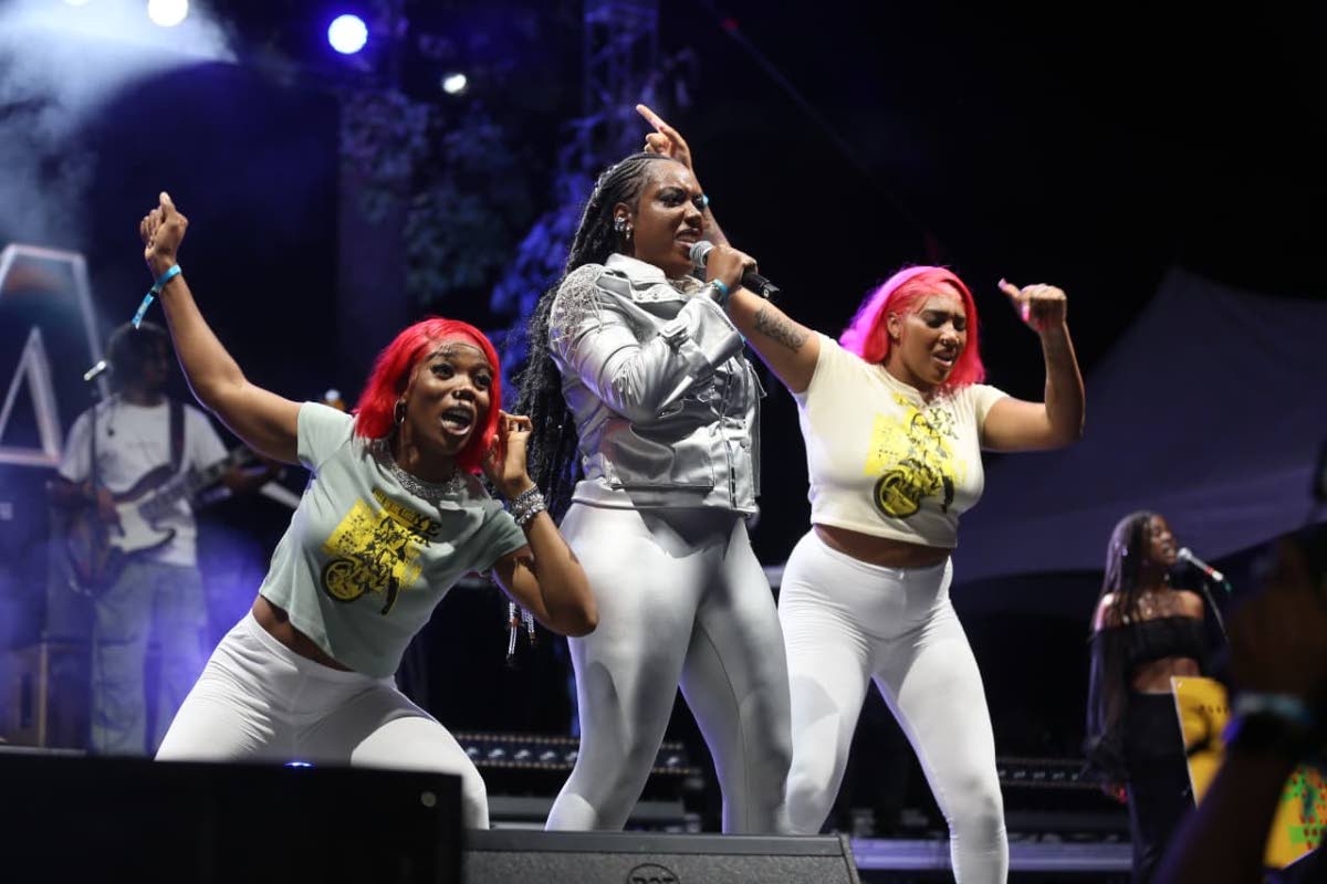Yeza and her backup dancers delivered an energetic performance, embodying the perfect blend of roots reggae and rude gyal flair.