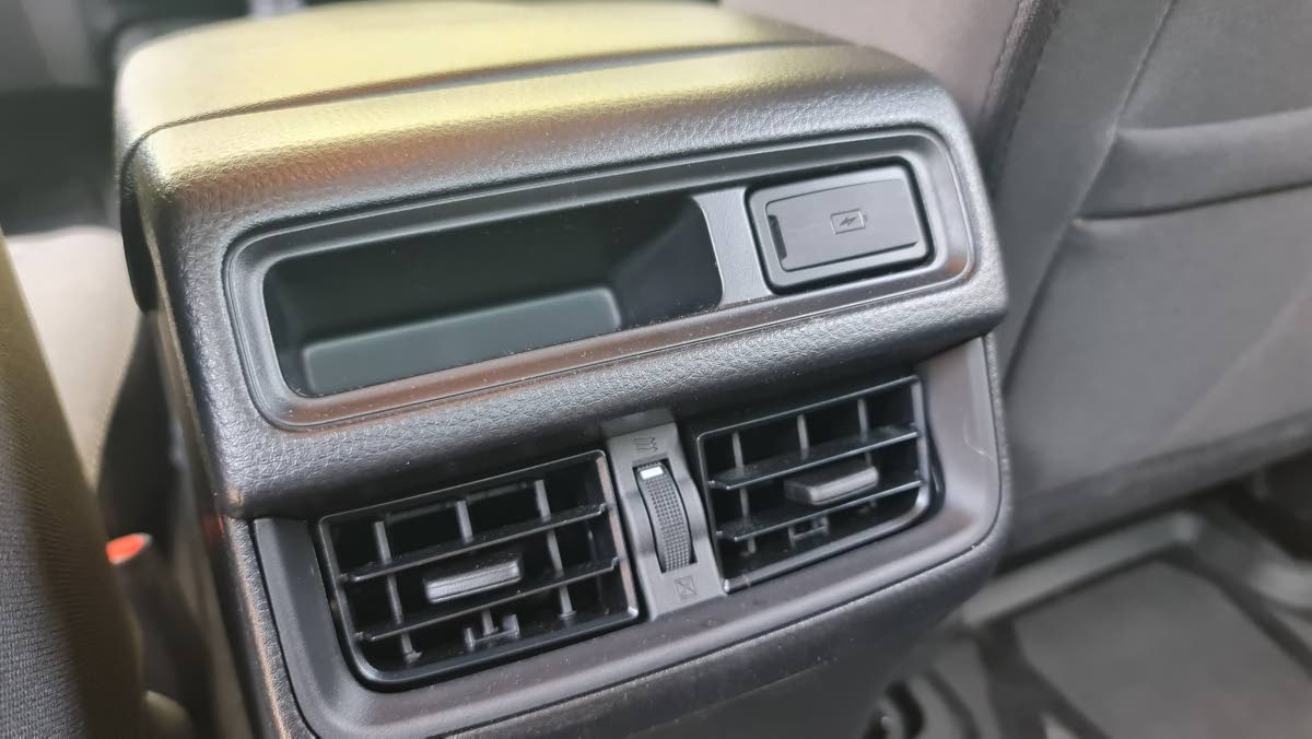 Acknowledging that comfort is as vital as capability, the inclusion of dedicated rear A/C vents ensures that back-seat passengers remain cool regardless of the Caribbean sun or the humidity outside.