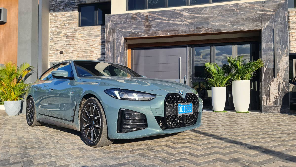 The updated front fascia showcases the bold vertical kidney grille and the new arrow-shaped LED daytime running lights, giving the G22 LCI a more focused and aggressive stance on the asphalt.