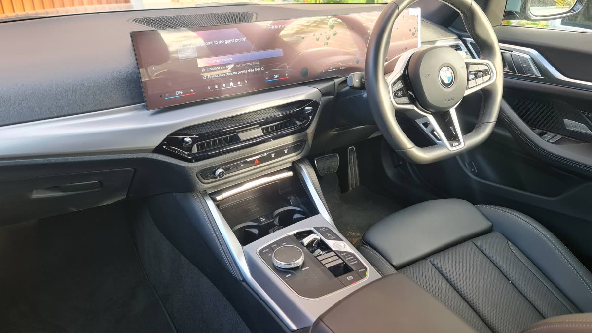The driver-oriented cockpit features the impressive BMW Curved Display, neatly integrating the digital instrument cluster and the primary touchscreen into a single, high-resolution housing.