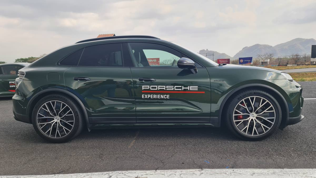 From the profile, the unmistakable ‘flyline’ roof curvature remains, but the extended wheelbase and 22-inch aerodynamic wheels give this electric variant a more planted and athletic stance than any Macan before it.