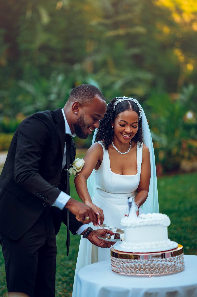 Mr and Mrs Thomas share a sweet moment cutting their cake, courtesy of Lola’s Dessert.