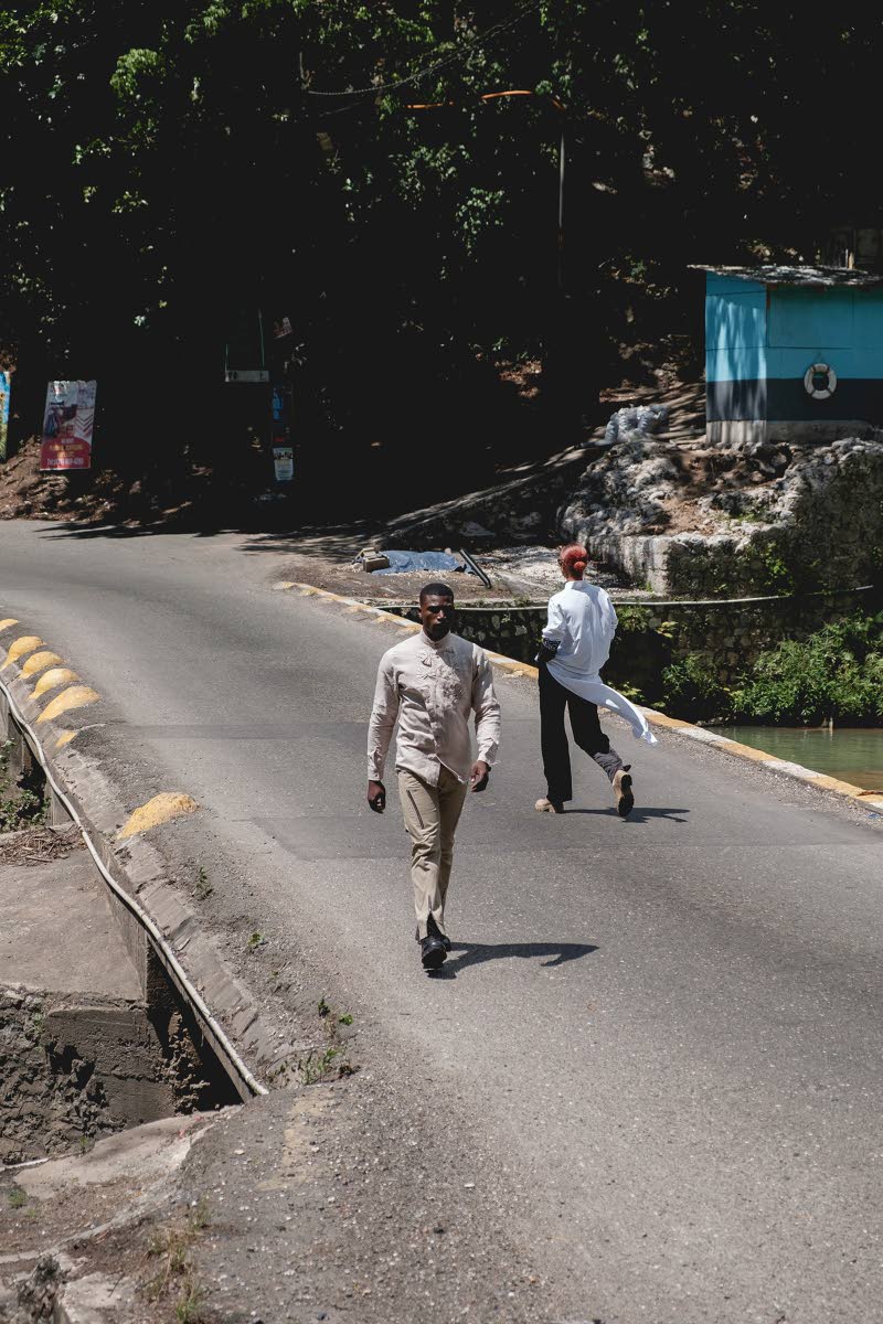 Two paths, one story; moving in opposite directions across the Flat Bridge and carrying echoes of the past and the future. That’s the beauty of this Golden Table collection: a journey shaped by movement, memory, and place.