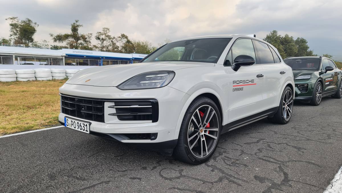 The menacing front-three-quarter perspective highlights the redesigned Matrix LED headlamps and the revised bonnet contours, confirming this SUV’s aggressive intentions on the road.