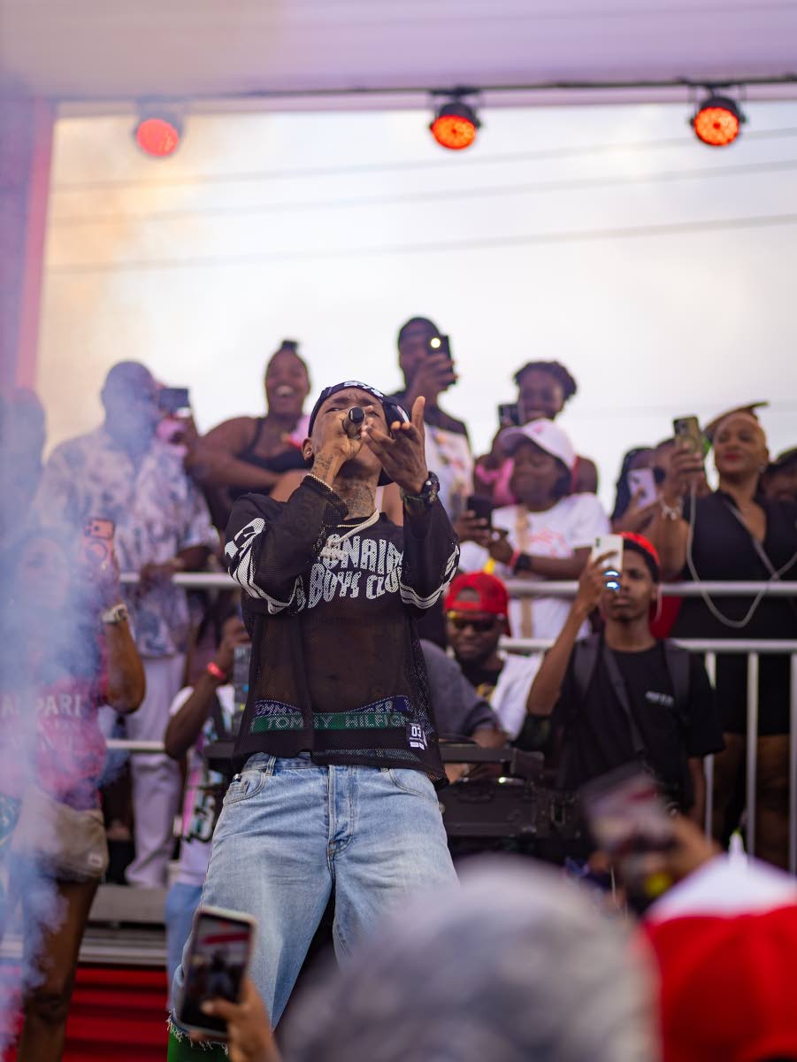 Dancehall artiste Valiant brings his usual energetic performance.