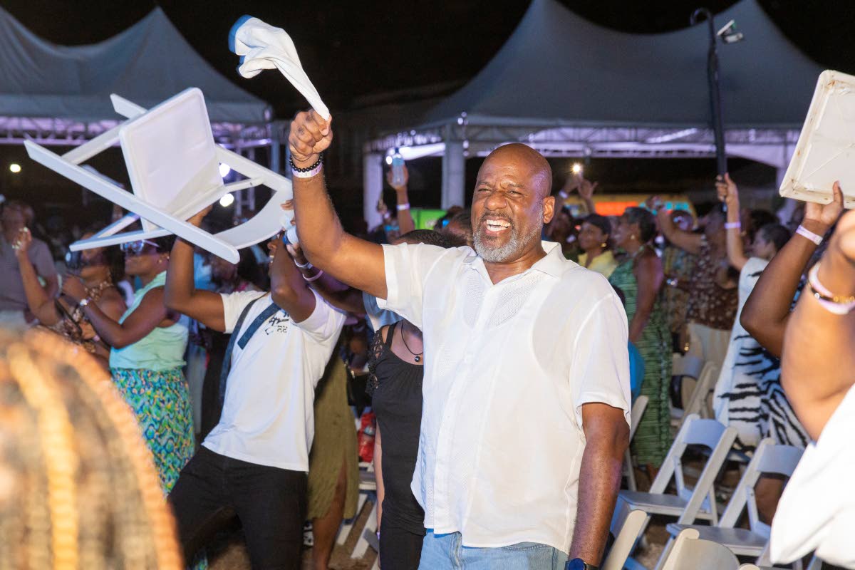 Papa San ignites the audience with his signature blend of gospel during an energetic closing performance.