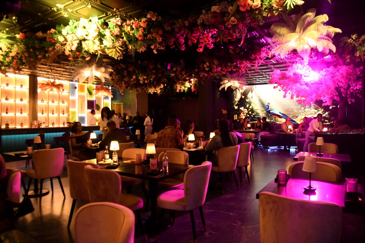 Contemporary décor, warm lighting and thoughtfully designed interiors with many photo opportunities create the immersive ambience that defines the Komo Mai dining experience in New Kingston.