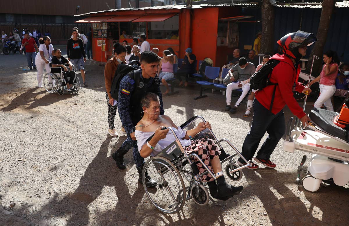 Patients are evacuated from a hospital after an earthquake struck Cali, Colombia, Monday.