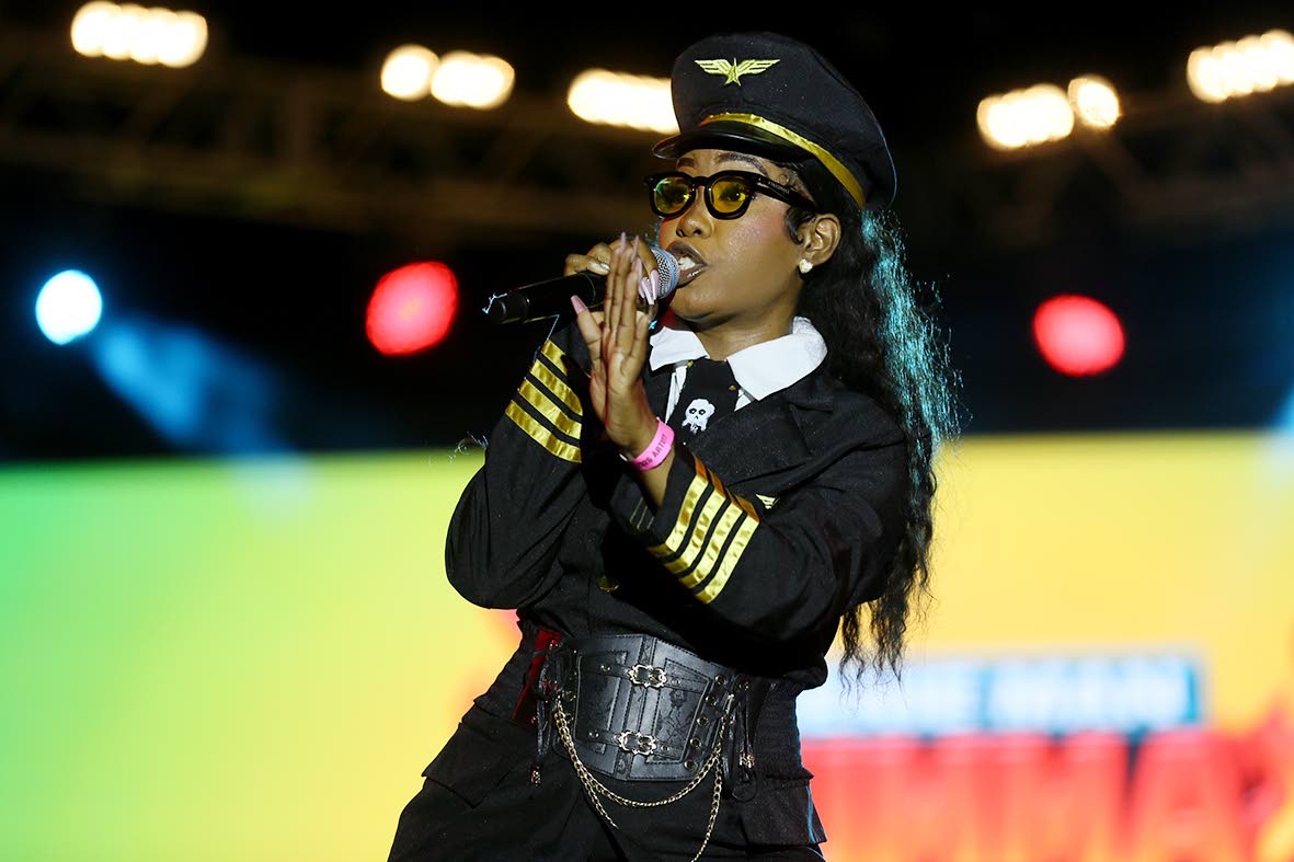 Sita Lyrical came dressed as a pilot to fly the lyrical plane and her performance was outstanding.