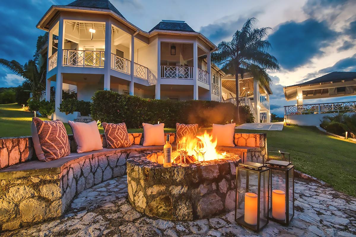 Cosy up around this firepit on those chilly nights in the hills. 