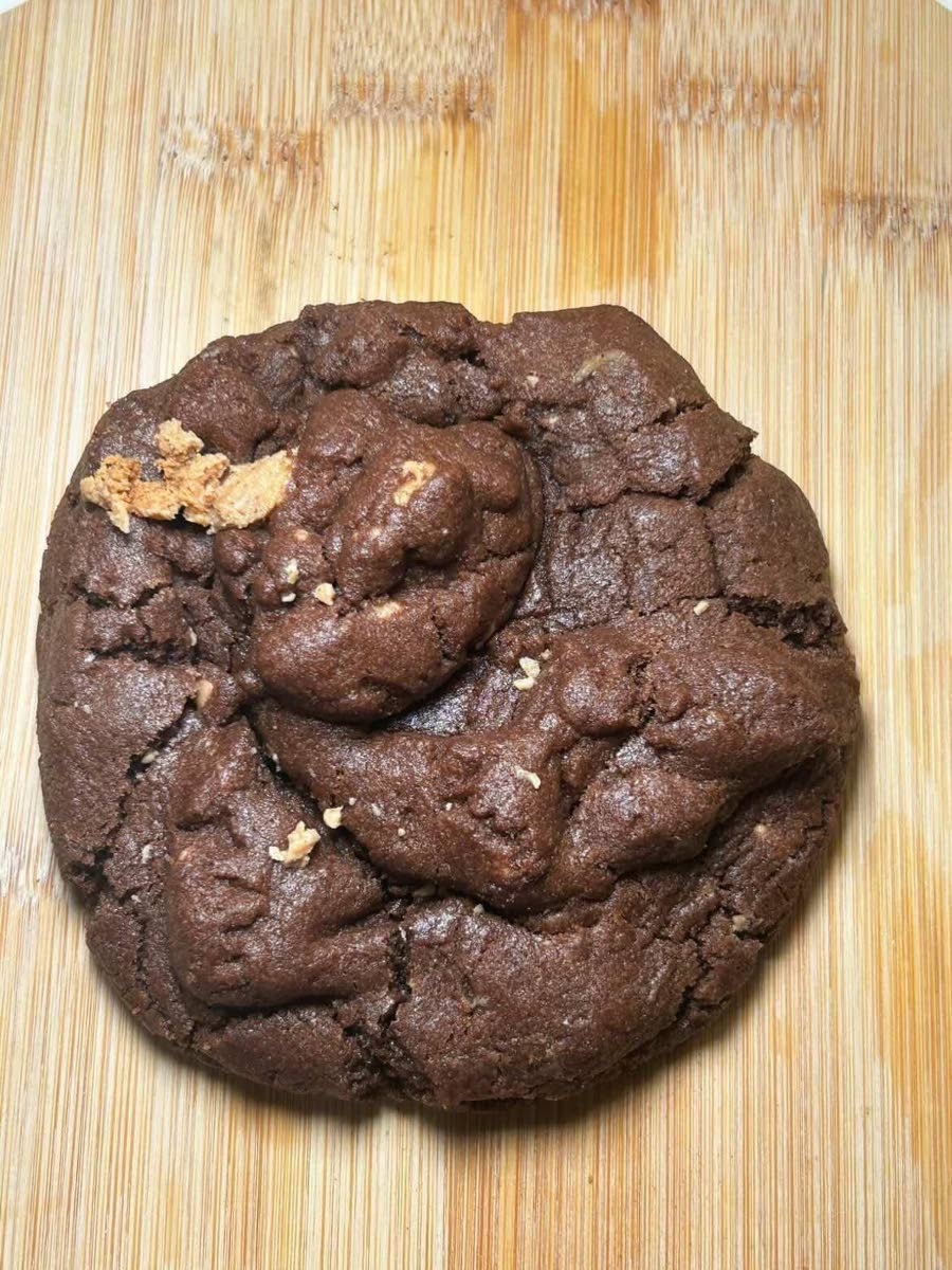 The Reese’s peanut butter stuffed cookie delivers a rich chocolate base with a creamy peanut butter centre, offering a decadent, melt-in-the-middle indulgence.