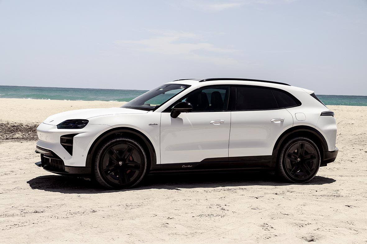 Sweeping body lines and low-slung proportions give the 5-door SUV a commanding stance while minimising aerodynamic drag.