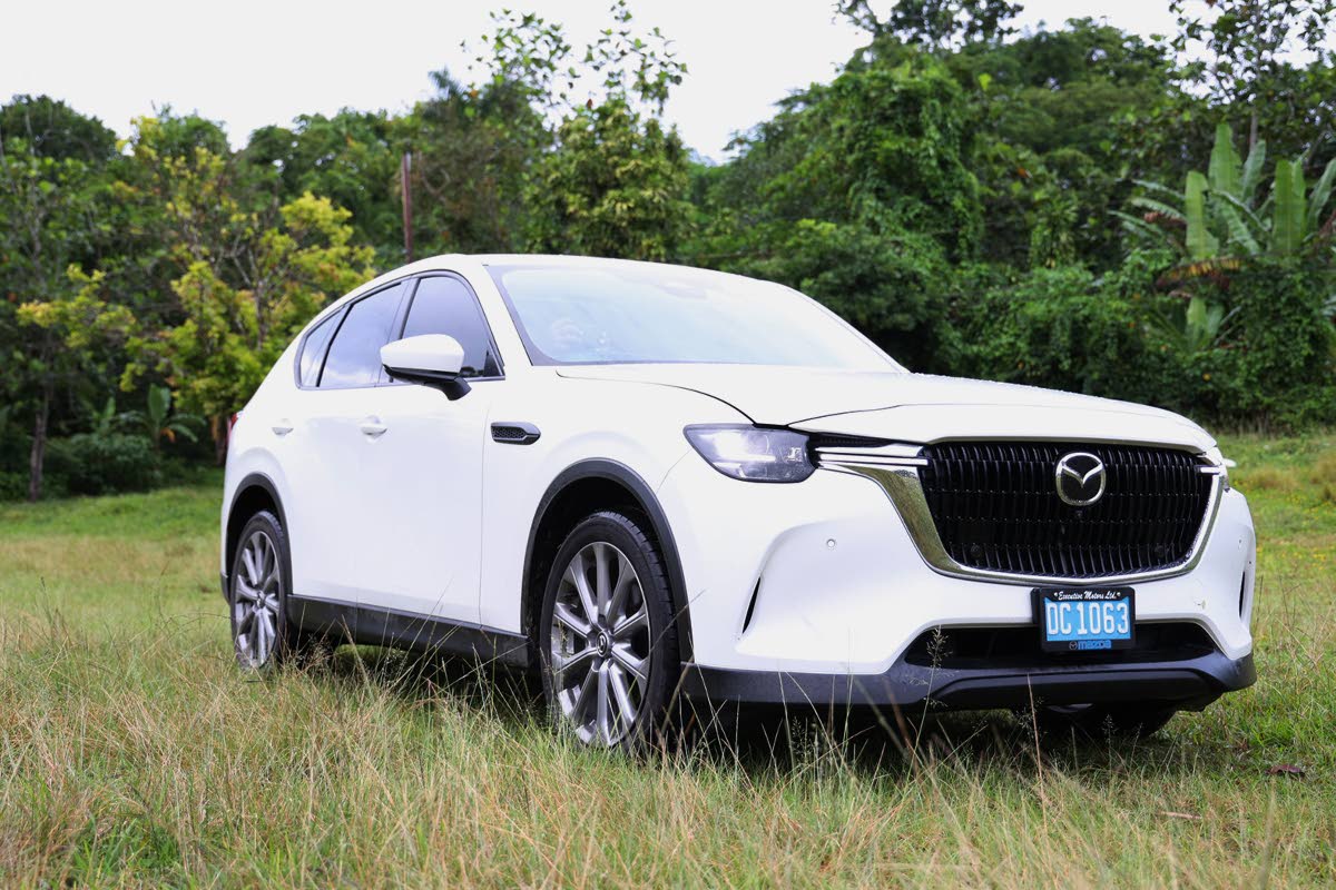The CX-60’s front-side profile reveals its strong character lines and contemporary headlamp design.
