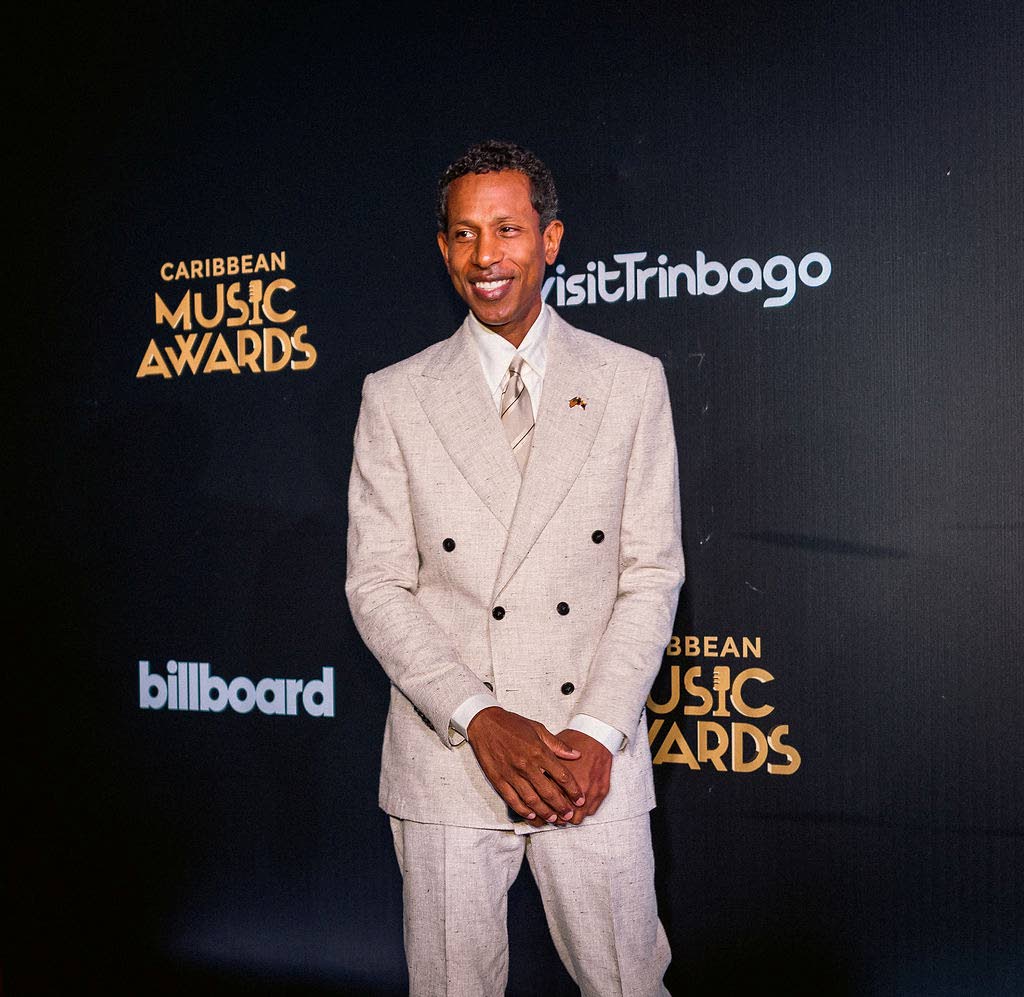 Belizean politician and former rapper Moses ‘Shyne’ Barrow is suited to receive the Global Ambassador Award in an off-white double-breasted suit.