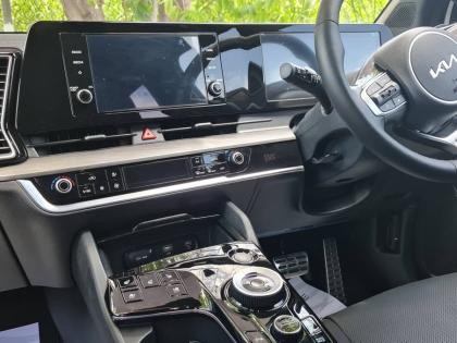 The infotainment and audio systems offer integration with mobile devices via Android Auto or Apple Carplay.