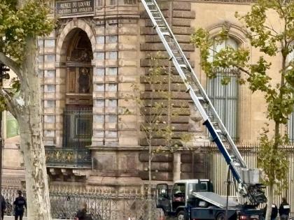 A basket lift used by thieves is seen at the Louvre museum Sunday Oct.19, 2025 in Paris. (AP Photo/Alexander Turnbull)