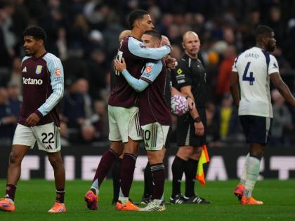 Aston Villa's Emiliano Buendia, right and teammate Aston Villa's Donyell Malen embrace at the end of the English Premier League soccer match between Tottenham Hotspur and Aston Villa in London, Sunday, October 19, 2025. (AP Photo/Joanna Chan)