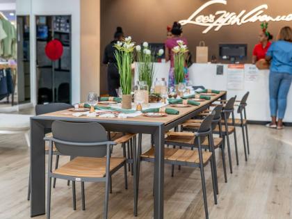 The Noa extendable dinner set, arranged for Christmas dinner. 