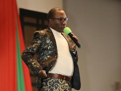 Leighton Smith, standout performer of the night, delivers a crowd-pleasing set.