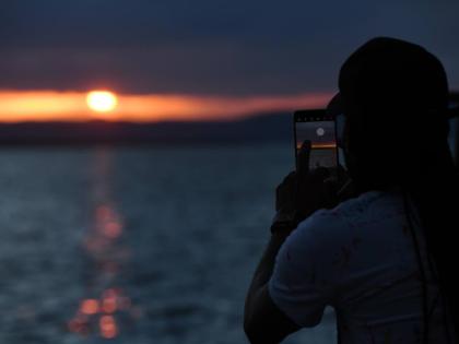 Kayon Smith captures the final sunset of 2025 on Kingston’s waterfront on Wednesday.