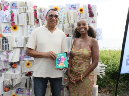 Author Shani Akilah presented Prime Minister Dr Andrew Holness with her book ‘For Such a Time as This’ at the 2025 Calabash International Literary Festival in Treasure Beach. 