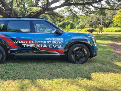 Viewed from the flank, the sheer scale of the 5.1-metre chassis becomes apparent, accented by those striking wheels that anchor the vehicle’s bold, “Opposites United” aesthetic.