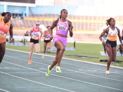 
Elaine Thompson-Herah (centre), wins the S.W. Issac Henry Invitational Meet’s women’s 60 metre invitational at the National Stadium in 7.20 seconds yesterday. Levanya Williams (left) was second in 7.28, Nia Wedderburn-Goodison was fifth in 7.44 second