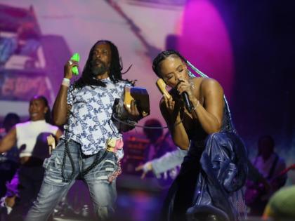 Lila Iké performs ‘Romantic Call’, receiver in hand, adding theatrical flair to her commanding set.