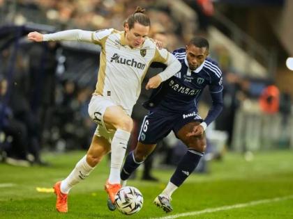 Lens’ Florian Thauvinl (left) dribbles away from Paris’ Otavio Ataide Da Silva during the French League One match against Paris FC in Paris on Saturday, February 14.
