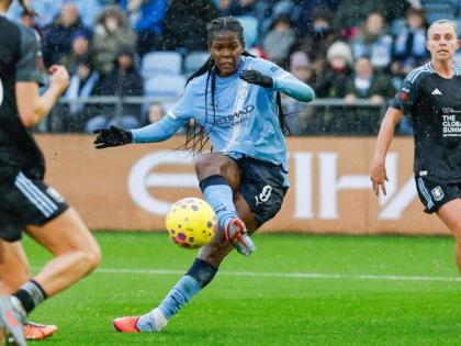 Jamaican international Khadija ‘Bunny’ Shaw (centre).