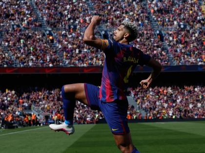 Barcelona’s Ronald Araujo celebrates after scoring during a La Liga soccer match against Rayo Vallecano in Barcelona, Spain, yesterday.