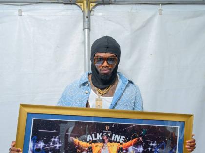 Alkaline stands proud with his commemorative Guinness-sponsored plaque, cementing his place as a true champion of dancehall culture.