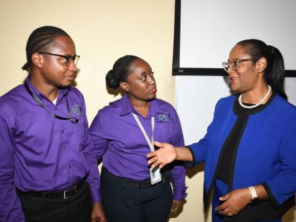 Nina Peters (right), business relationship and sales manager, JN Bank, in discussion with Gevanio Tucker (left) and Arriel Reynolds of the School of Business Administration–Accounting, University of Technology, Jamaica, during an accounting seminar held 