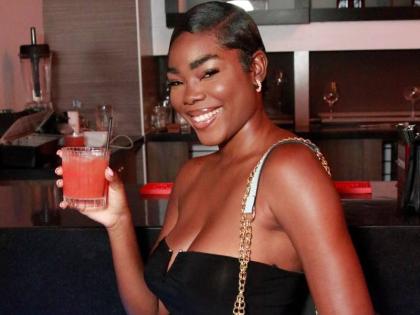 Alicia Sewell is every bit alluring in an off-the-shoulder top paired with jeans.