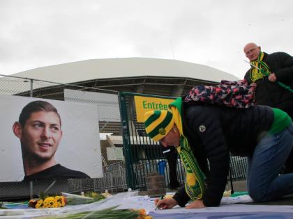 Supporters gather to pay tribute to Argentinian football player Emiliano Sala prior to the French League One football match between Nantes and Bordeaux at La Beaujoire stadium in Nantes, western France, on January 26, 2020.