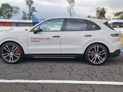 From this direct side profile, the Cayenne S displays its characteristic athletic stance, with the elongated 16-foot 2-inch body emphasising the blend of muscle and luxury defining the modern Porsche profile.