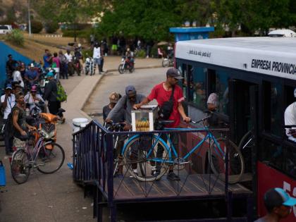 People load their bicycles onto a public bus to cross the Bay Tunnel in Havana, Wednesday, April 8, 2026. (AP Photo/Ramon Espinosa)