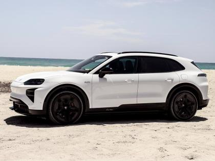 Sweeping body lines and low-slung proportions give the 5-door SUV a commanding stance while minimising aerodynamic drag.